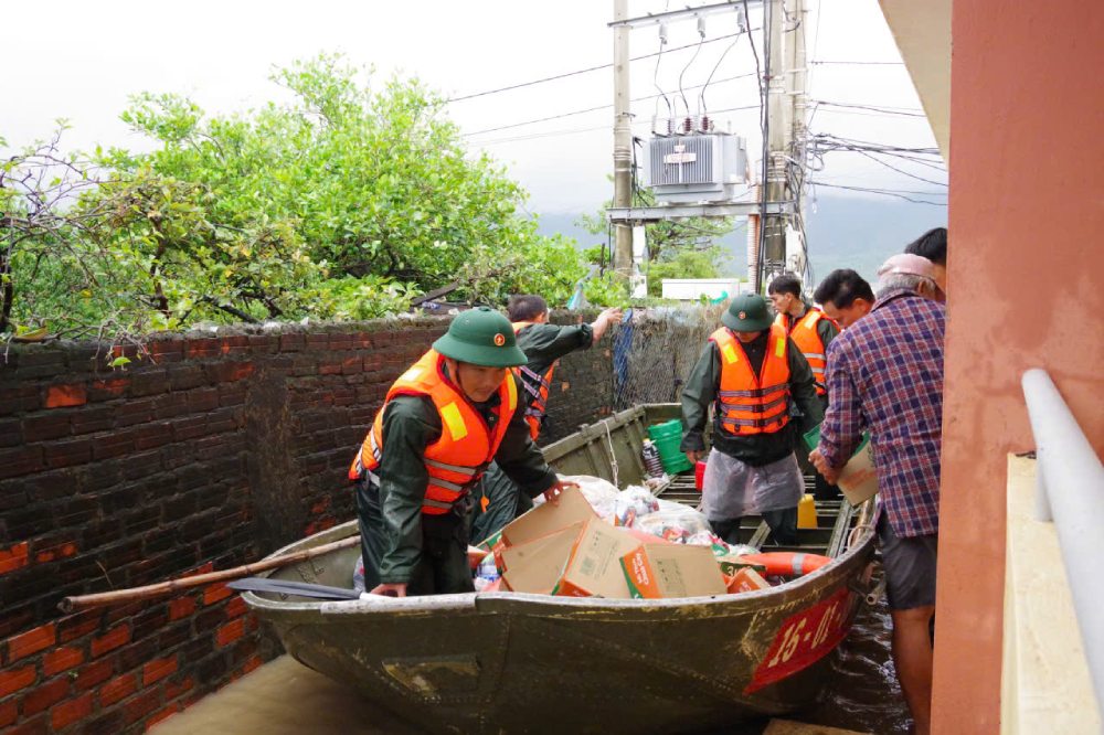 Functional forces transport food and necessities to people in flooded areas in the Central provinces. Photo: Tien Luong
