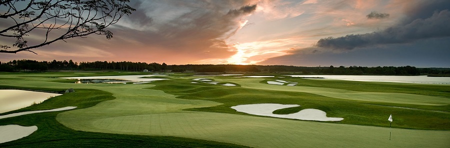 Hai san golf 18 ho 155ha duoc thiet ke boi Tiger Wood va Robert Trent Jones voi canh quan thien nhien sinh thai 