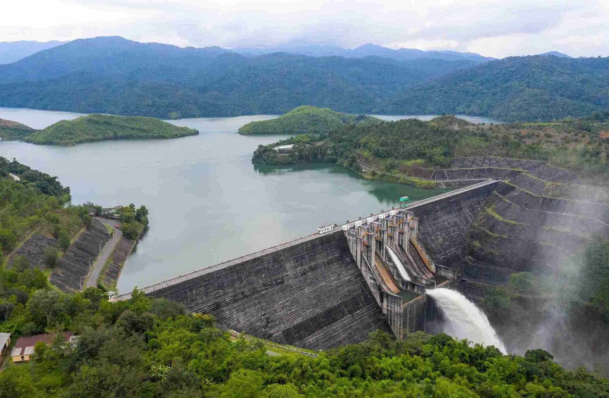 ドンナイ水力発電所は積極的に水を調整し、下流の洪水を軽減します。写真: フック・カーン