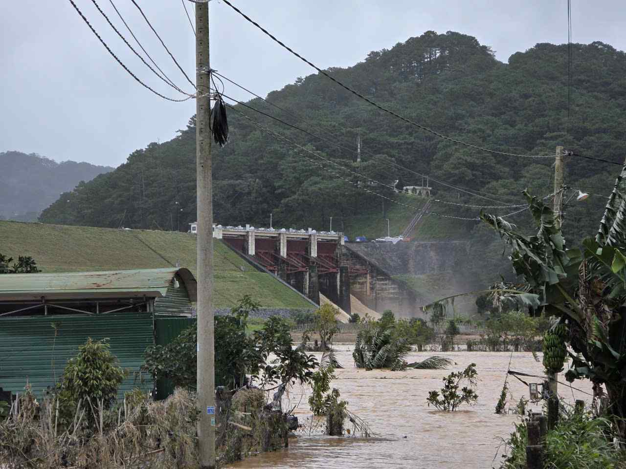 Cac ho Thuy dien tren dia ban tinh Lam Dong dang xa dieu tiet de phong lu cho ha du. Anh: Phuc Khanh.