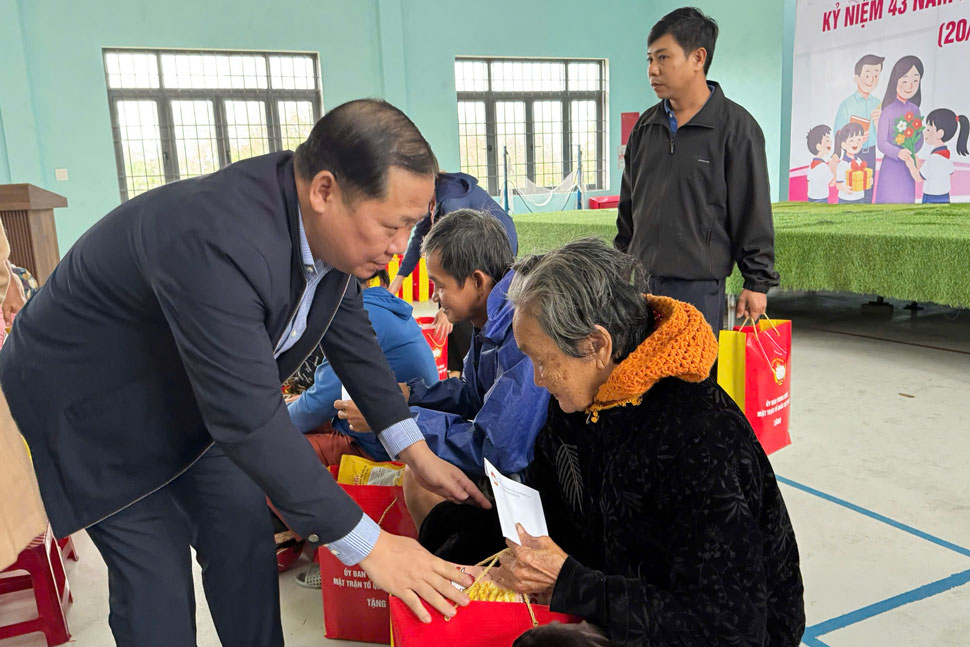 El Vicesecretario del Comite del Partido de la MTTQ y las organizaciones centrales Nguyen Phi Long entrega regalos para apoyar a las personas afectadas por las inundaciones en Gia Lai. Foto: Hoai Phuong