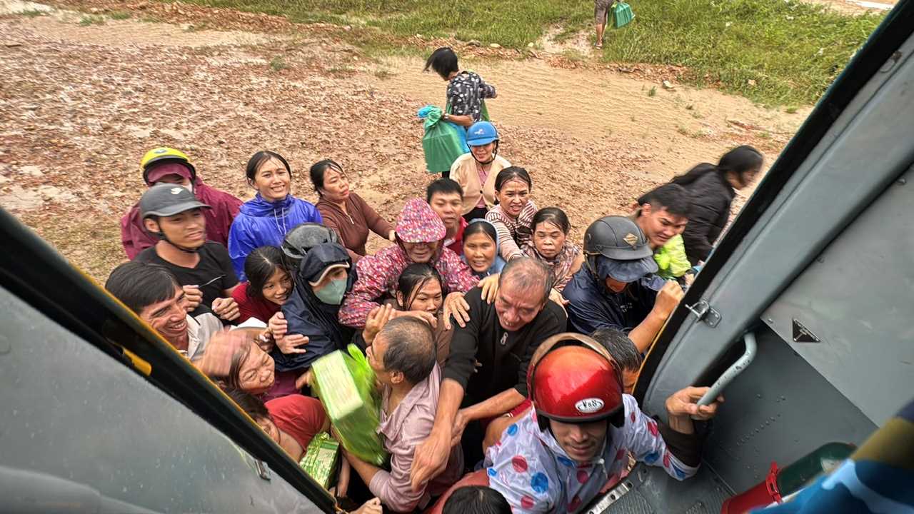 The army rescues people in the flooded area of Phu Yen (old). Photo: H. Quan
