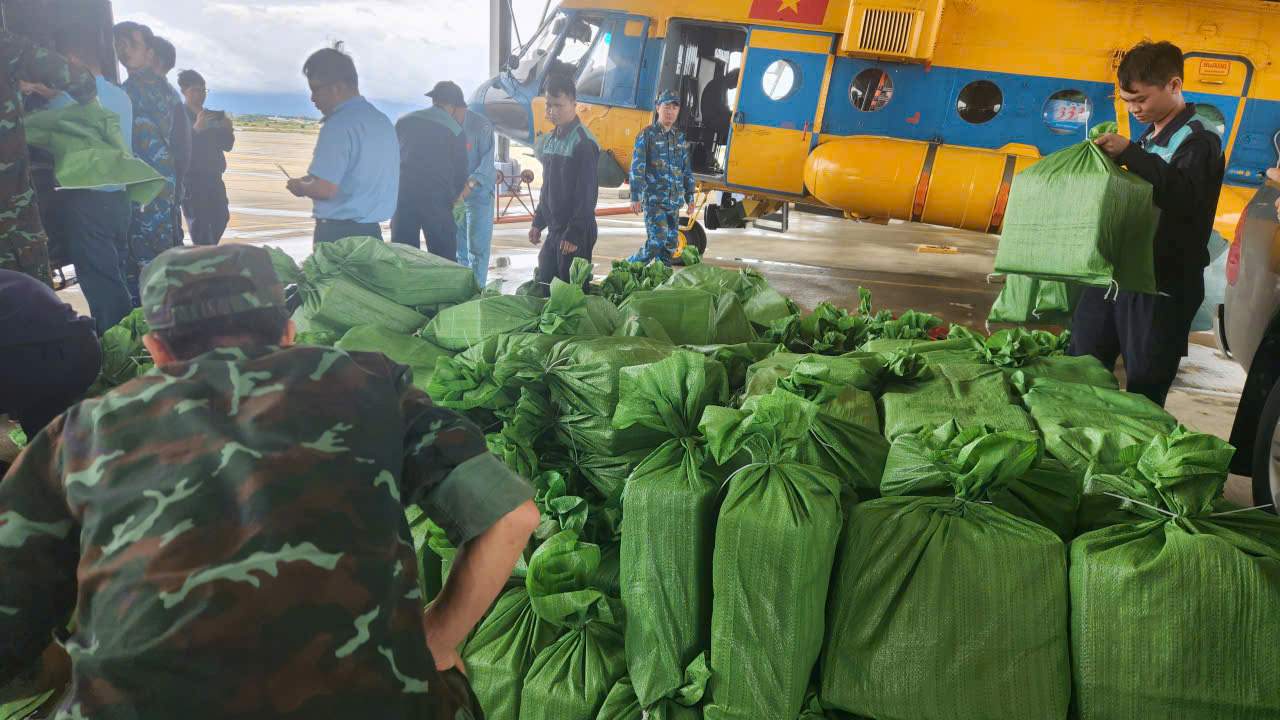 Truc thang quan doi cuu tro tai toa do 12 do 57'9,5 - 109 do 23'7,5 - thuoc phuong Xuan Hoa, Dak Lak  (Phu yen cu). Anh Quan Ham Do