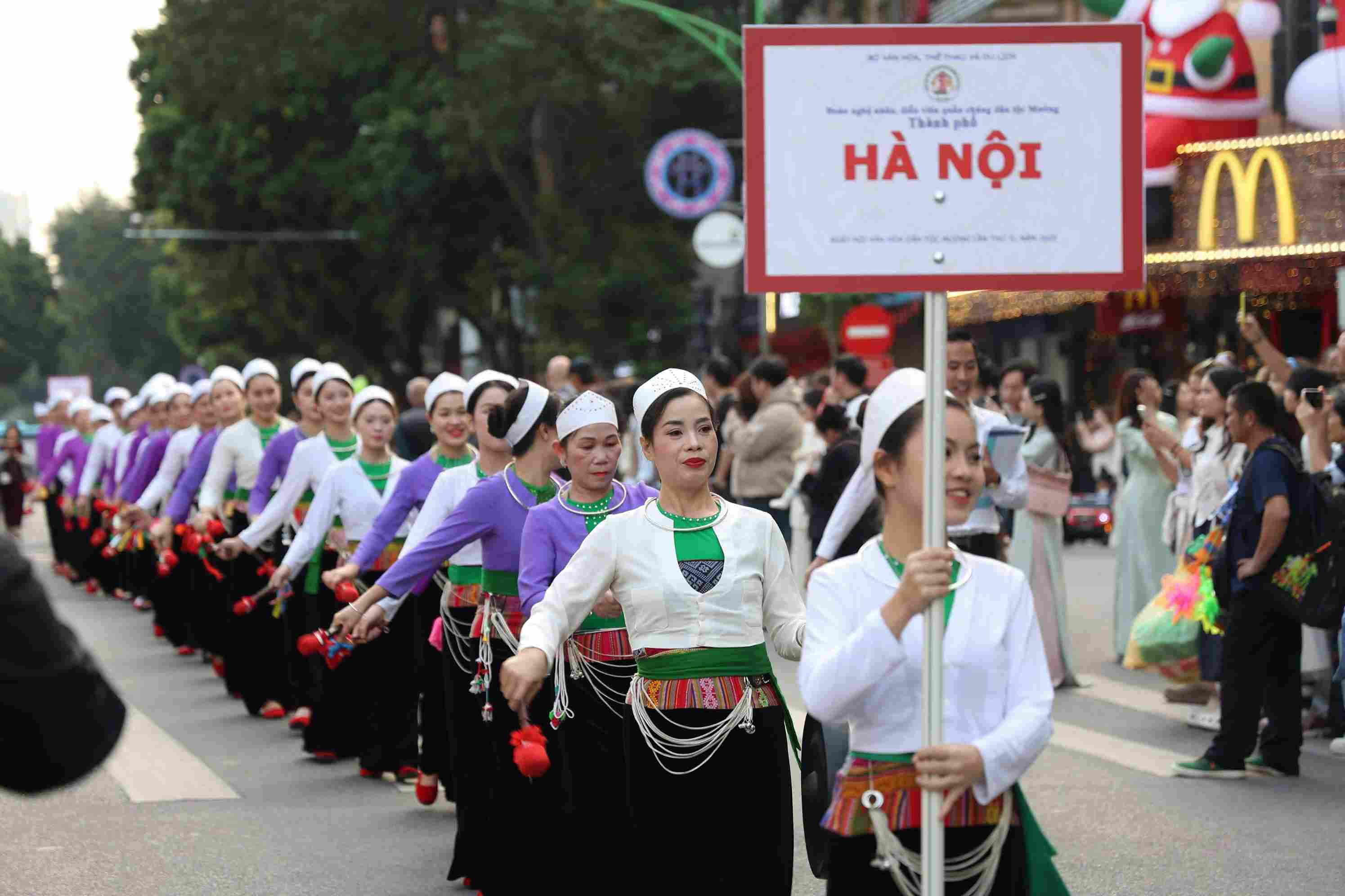 Tu 16 gio - 17 gio, hang tram nghe nhan, dong bao nguoi Muong den tu Ha Noi, Lao Cai, Thanh Hoa, Phu Tho dieu hanh trinh dien van hoa Muong xung quanh ho Guom. 