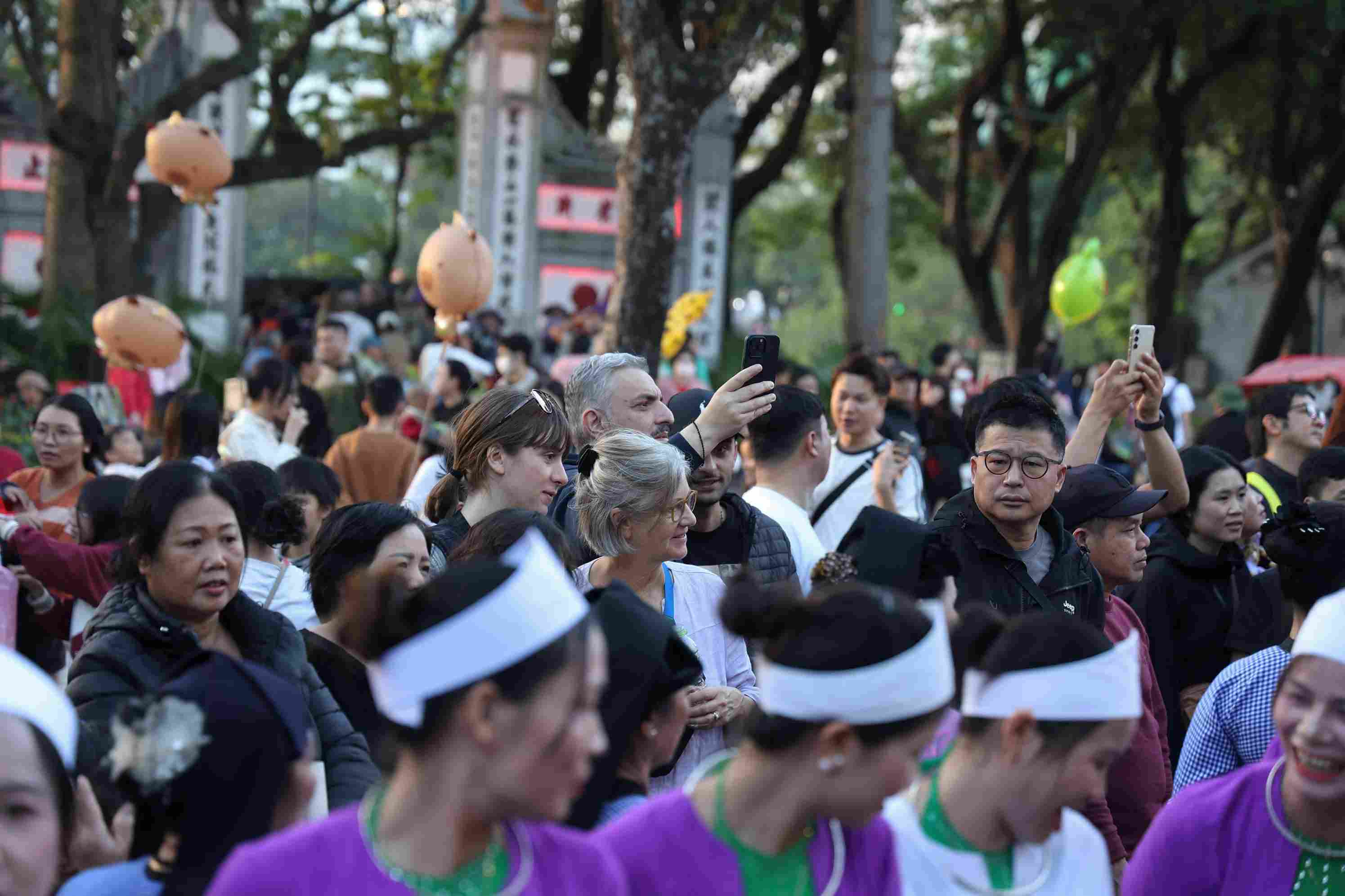 Trang phuc, tieng cong, chieng cung nhung net van hoa dac sac cua nguoi Muong o mot so tinh, thanh lam nhieu nguoi dan va du khach, trong do co du khach quoc te hao hung chiem nguong, chup anh.
