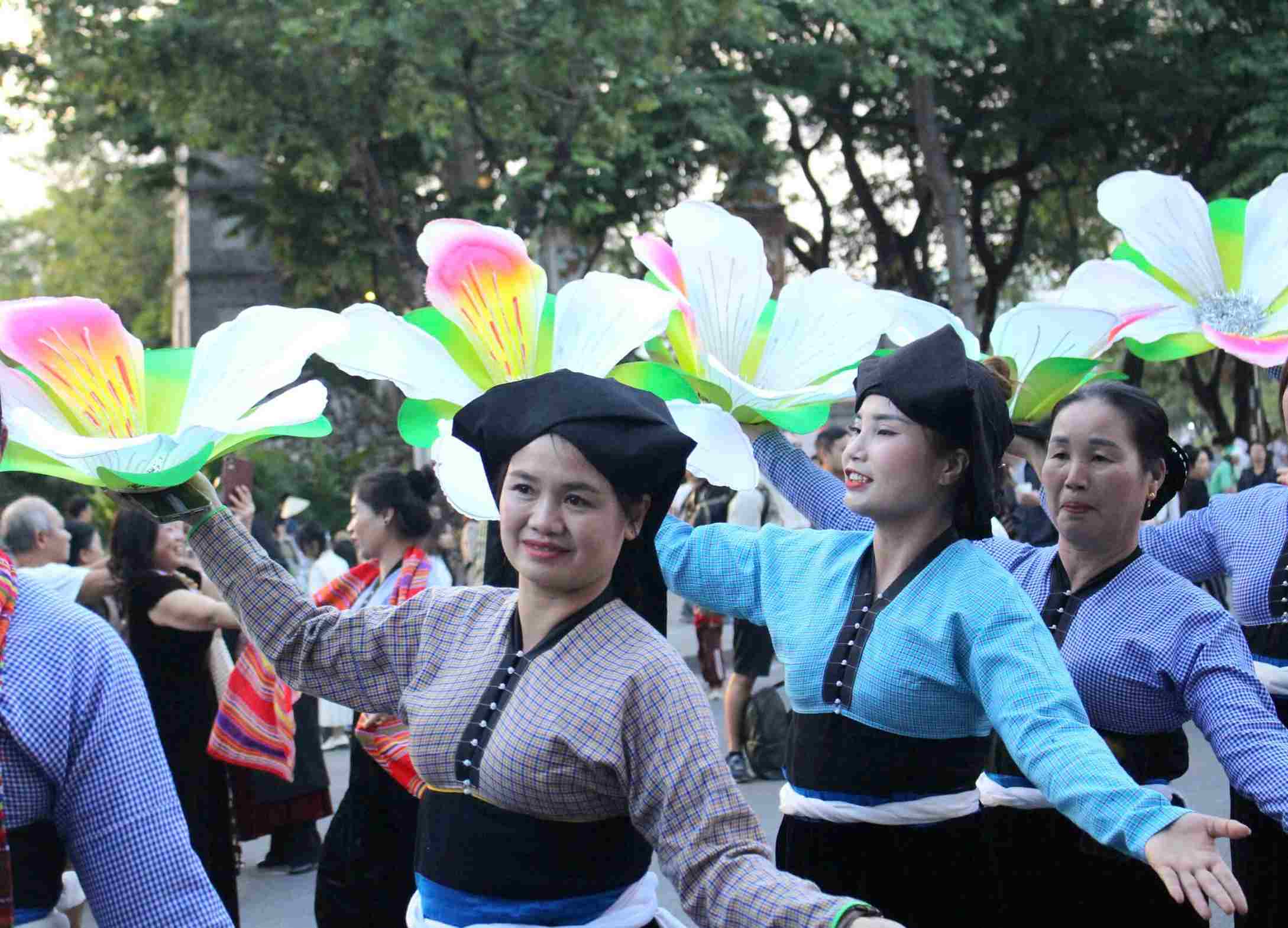 Cac nghe nhan, dong bao mang toi khong gian van hoa Muong tran ngap sac mau ruc ro cho nguoi dan va du khach Thu do. 
