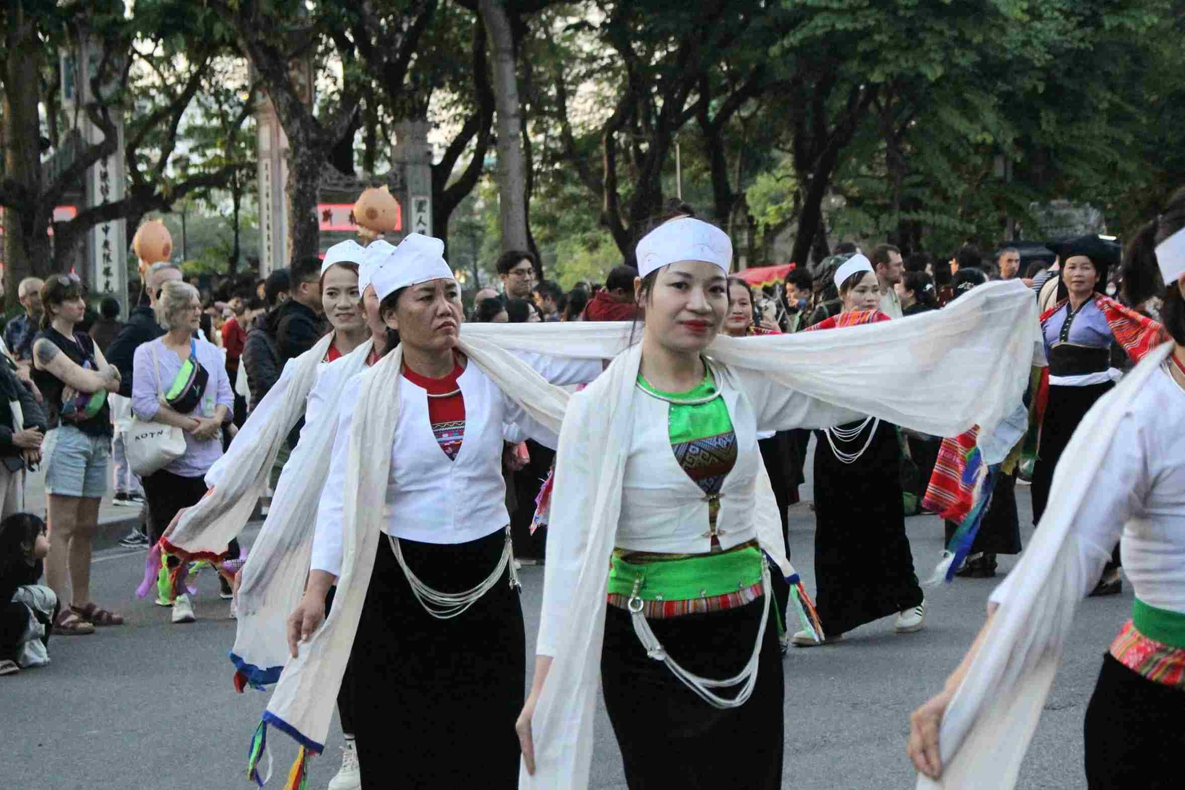 Chi Hoang Thi Huong (40 tuoi, dong bao nguoi Muong tai Ba Vi, Ha Noi) chia se: “Day la lan dau tien toi va moi nguoi dieu hanh xung quanh Ho Guom. Nhin moi nguoi hao hung, nhiet tinh vay chao, toi cam thay rat vui va tu hao khi duoc mac bo trang phuc truyen thong va mang net van hoa dan toc den giua long Thu do“. 