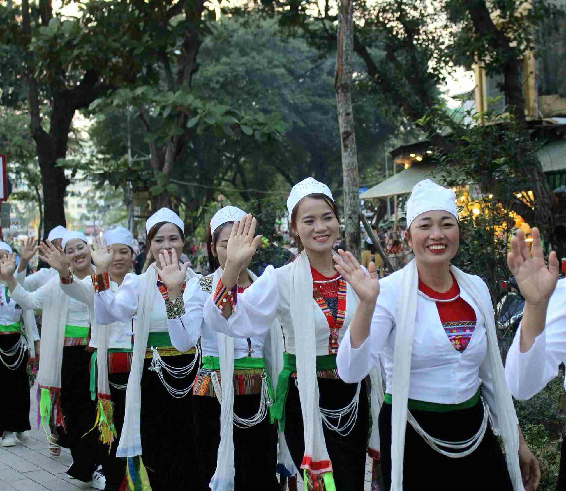 Tuyen duong dieu hanh theo lo trinh: Hai Ba Trung - Trang Tien - Dinh Tien Hoang - Hang Dau. 