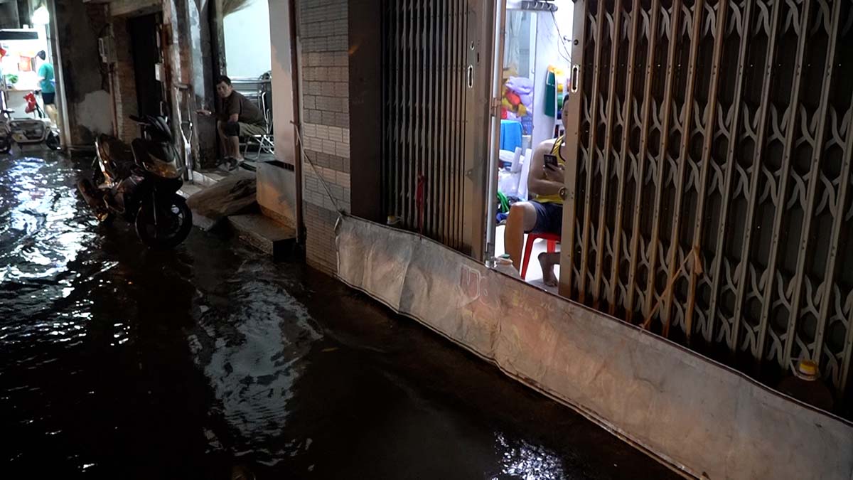 High tides continuously hit new peaks in Ho Chi Minh City, many people had to stay vigil to prevent water from flooding into their homes. Photo: Nguyen Chan