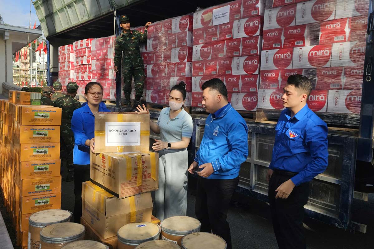 Quang Ninh은 Lam Dong 지방에 45톤의 상품과 필수품을 지원합니다. 사진: Doan Hung