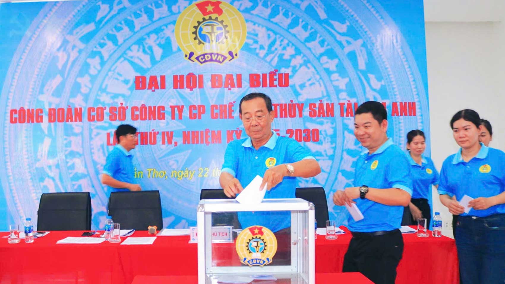 Cac dai bieu bo phieu. Anh: LDLD TP Can Tho