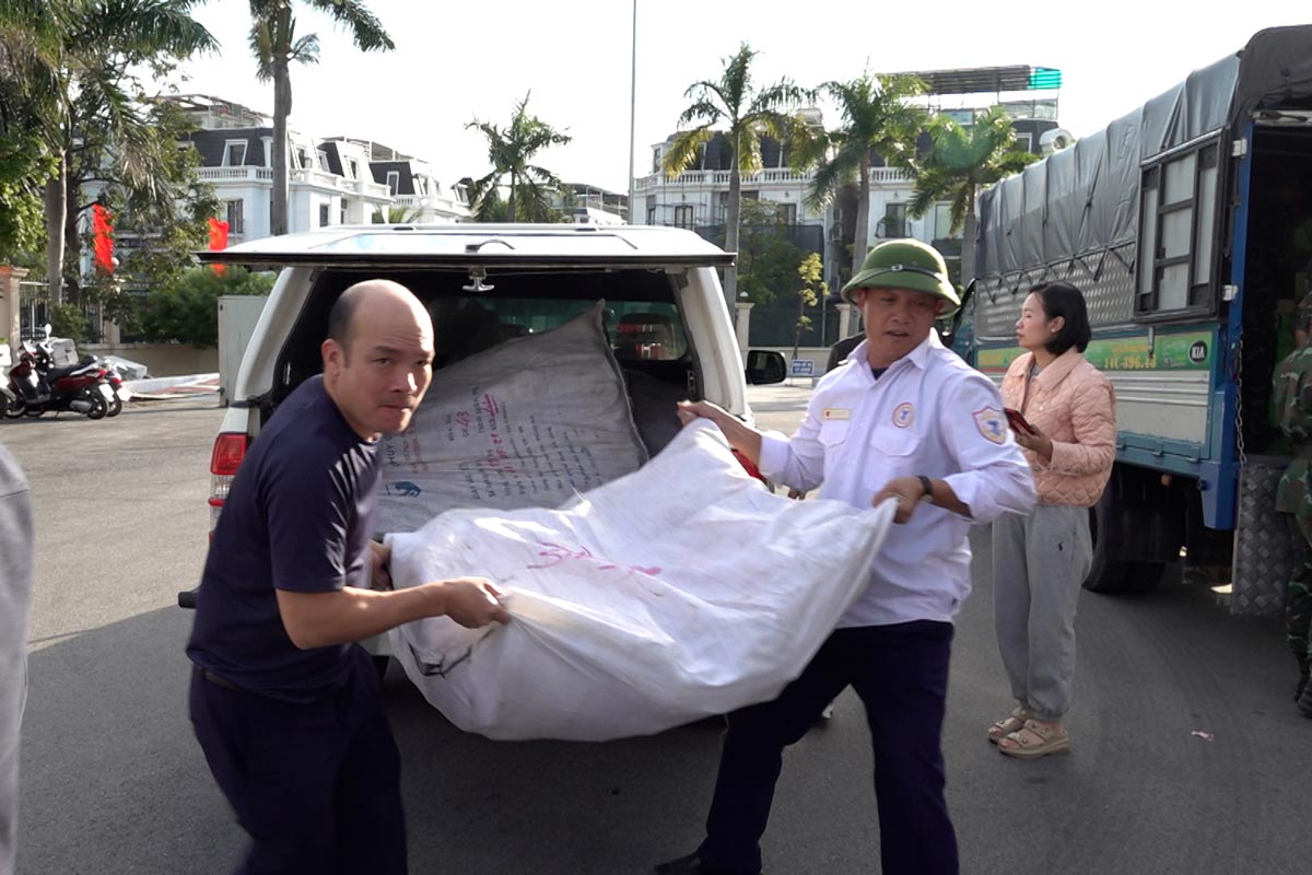 100벌의 브라 우비 50벌 전문 장화 300켤레가 꽝닌성 MTTQ 위원회 본부로 옮겨져 럼동성 홍수 지역으로 옮겨졌습니다. 사진: Doan Hung