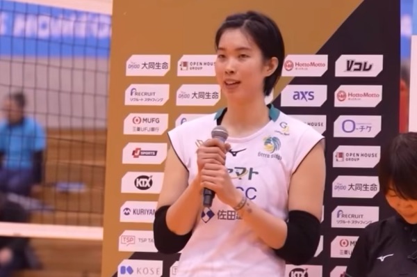 Thanh Thuy a reçu le titre de MVP lors du match contre les Okayama SeaGulls. Photo coupee de la video