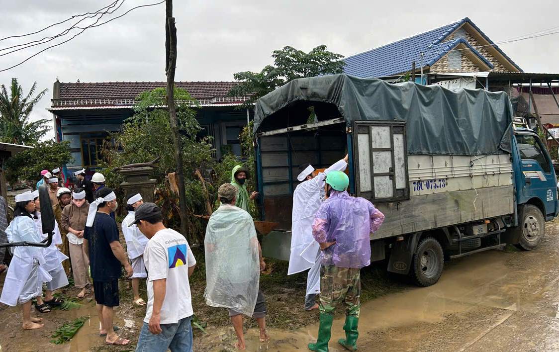 Nguoi dan thon Phu Huu, xa Hoa Thinh dua tien nguoi than tu vong do bao lu ve noi an tang. Anh: Thuan Ha