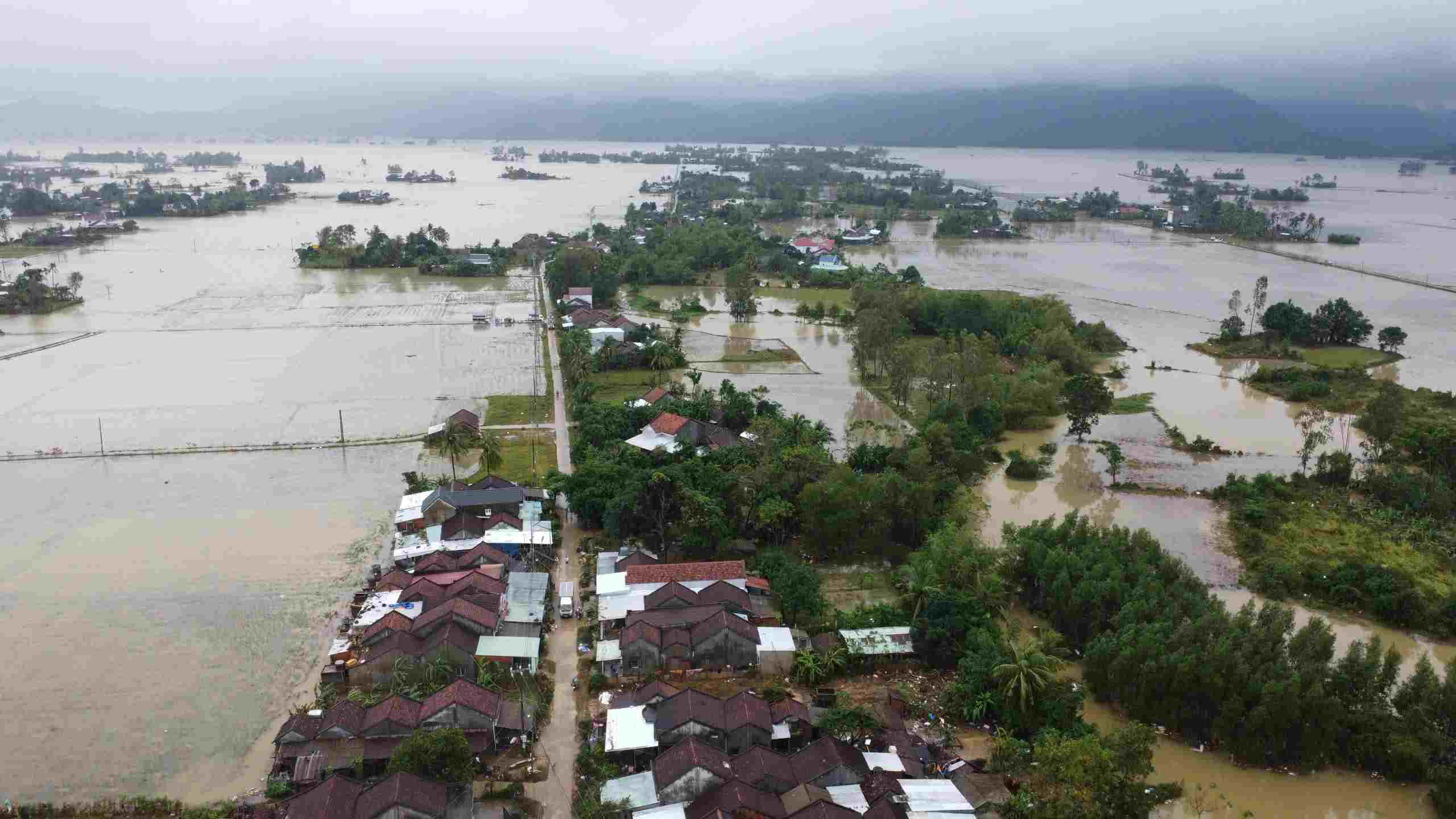  ngay sau khi nuoc rut xa da trien khai cac bien phap khac phuc hau qua do thien tai. Anh: Bao Lam