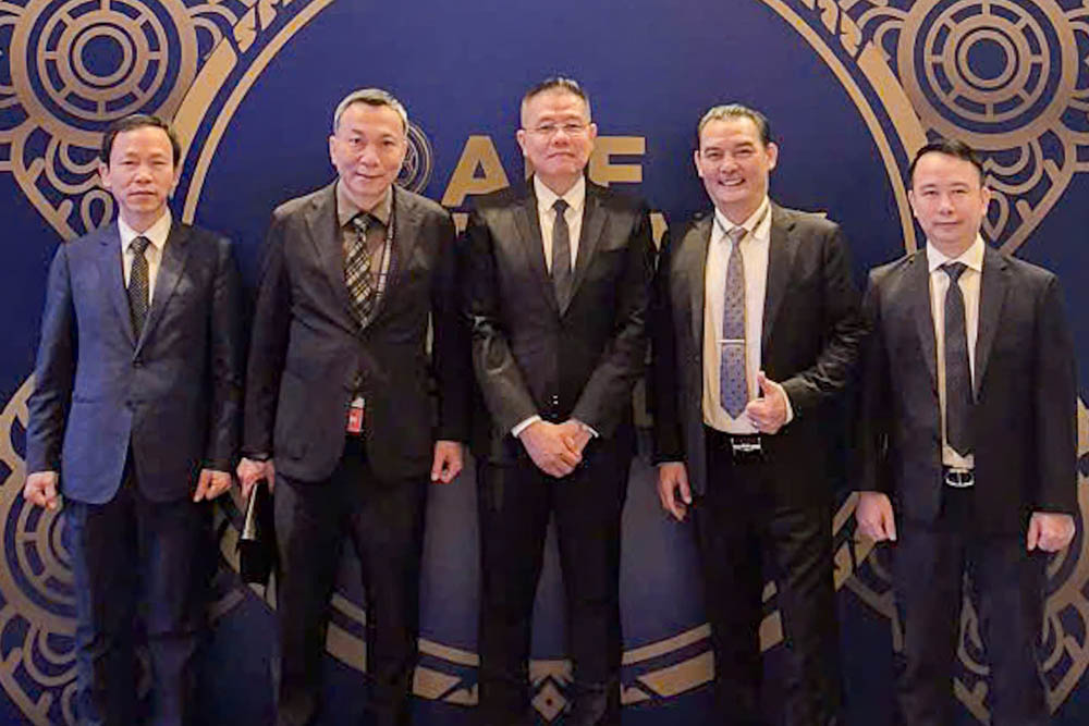 ベトナムサッカー連盟代表団と東南アジアサッカー連盟会長(中央)。写真:VFF