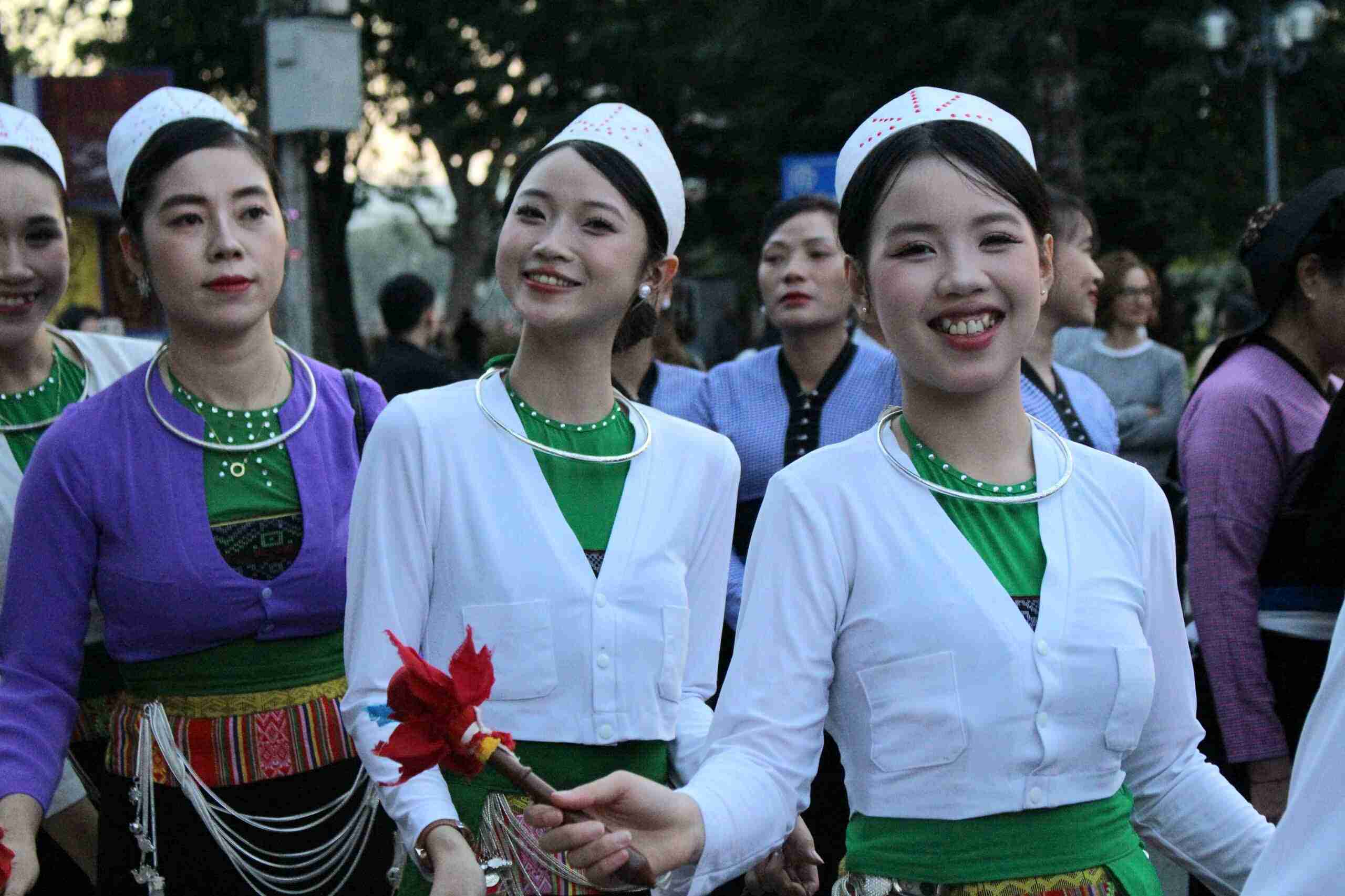 Hàng trăm đồng bào Mường khuấy động phố đi bộ hồ Gươm