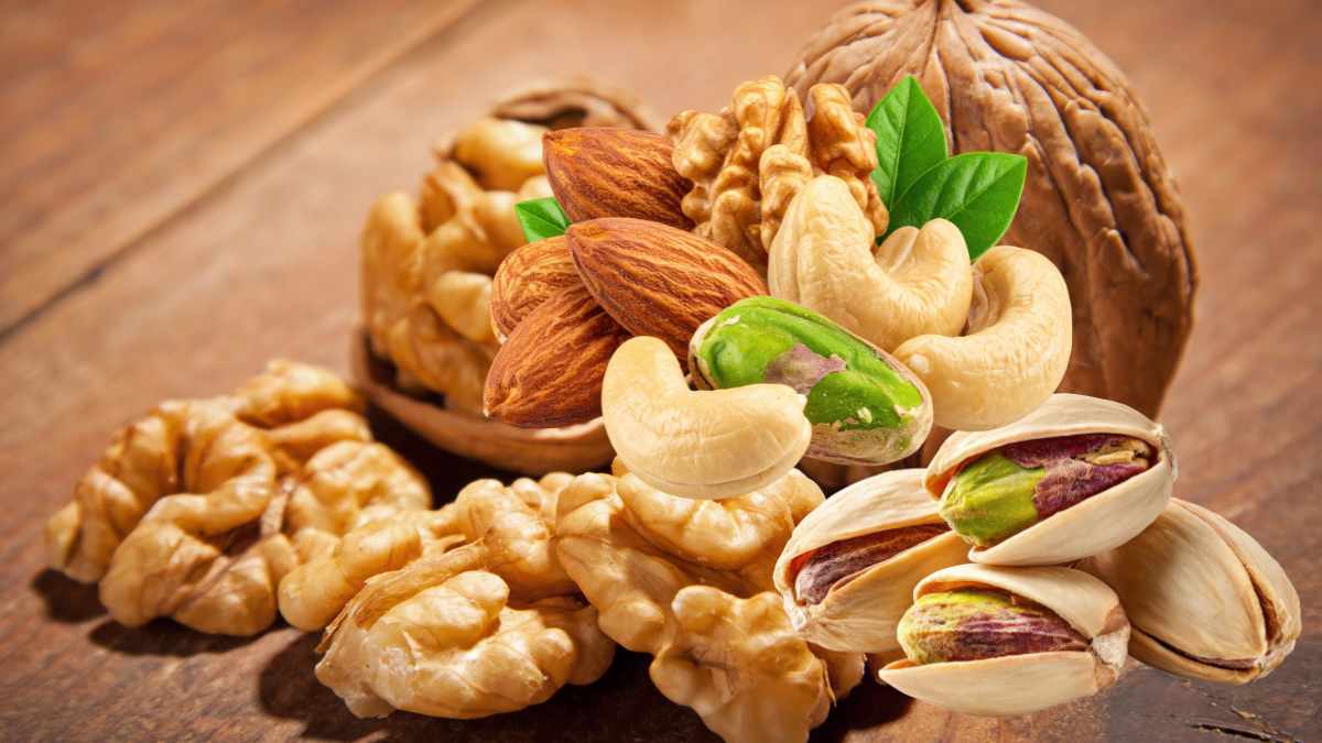 Hat oc cho, hanh nhan, hat de cuoi la mon an vat ho tro thai doc gan, giau chat beo tot va chat chong oxy hoa giup giam viem gan va cai thien chuc nang gan. Anh: Canva