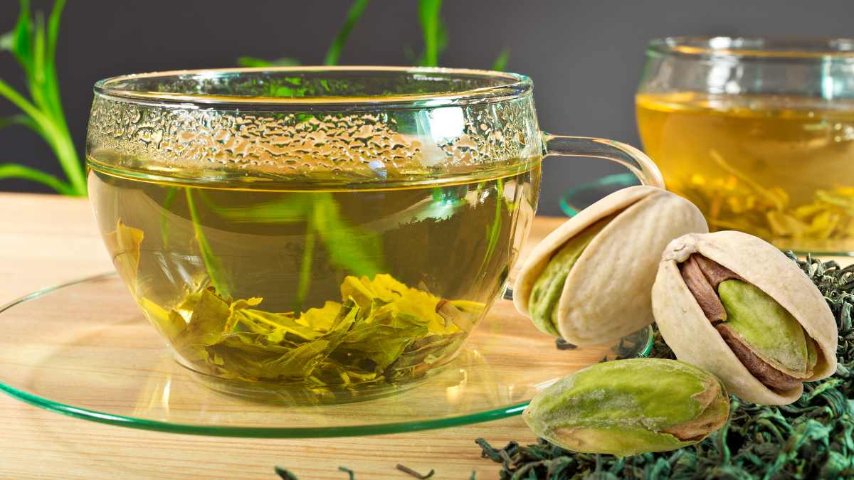 Thai doc gan an toan voi tra xanh khong duong va hat dinh duong, giup giam tich tu mo gan va ho tro la gan hoat dong hieu qua hang ngay. Anh: Canva