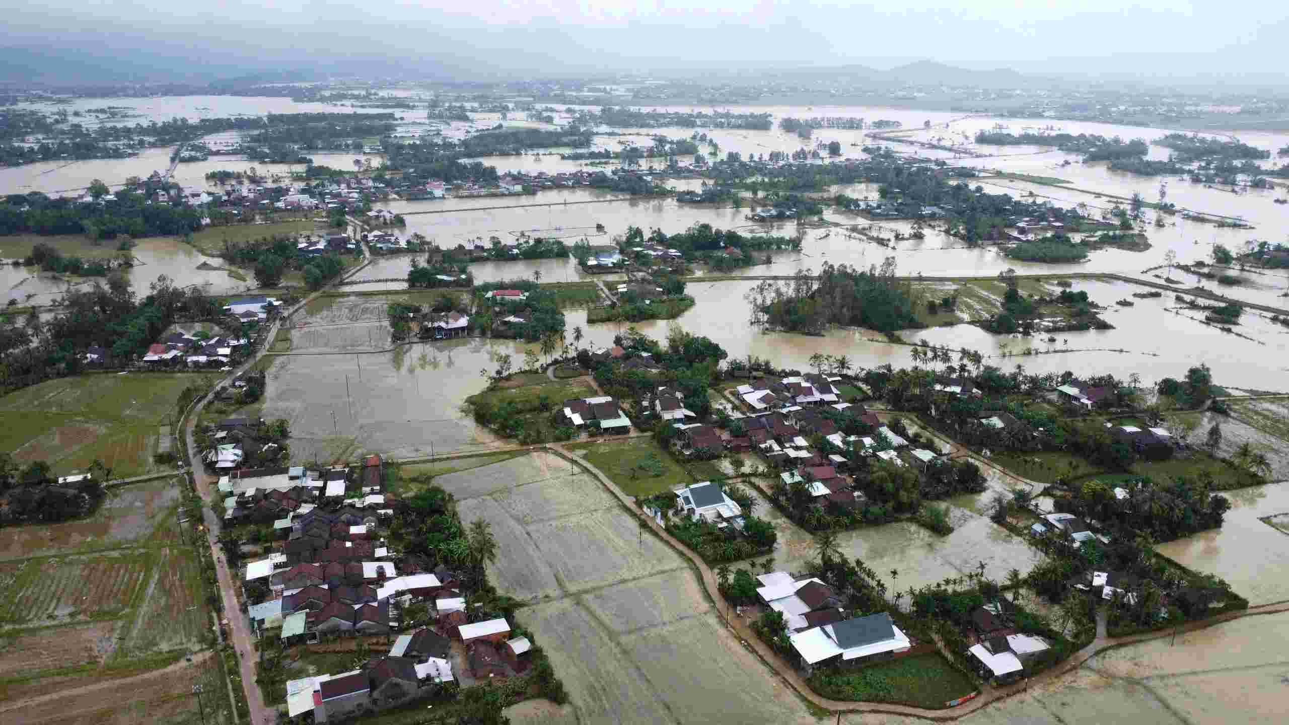 Xa Hoa Thinh o Dak Lak ngap sau trong bien nuoc. Anh: Bao Lam