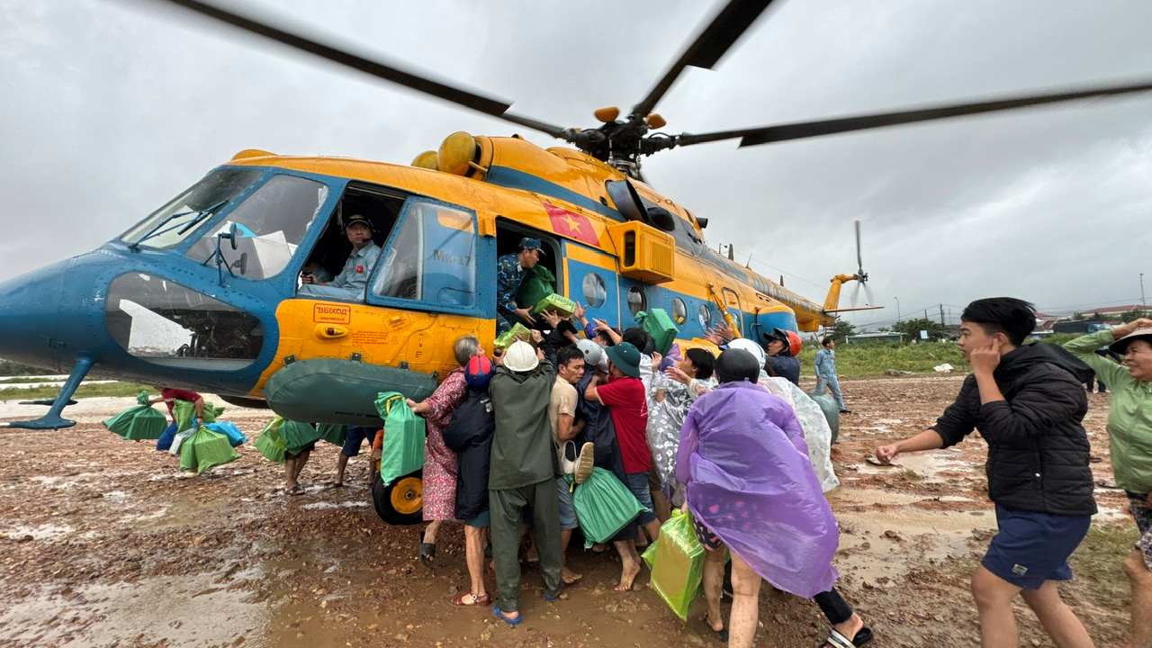 Military helicopters provide relief to people in flooded areas in Xuan Hoa ward, Dak Lak province. Photo: H. Quan