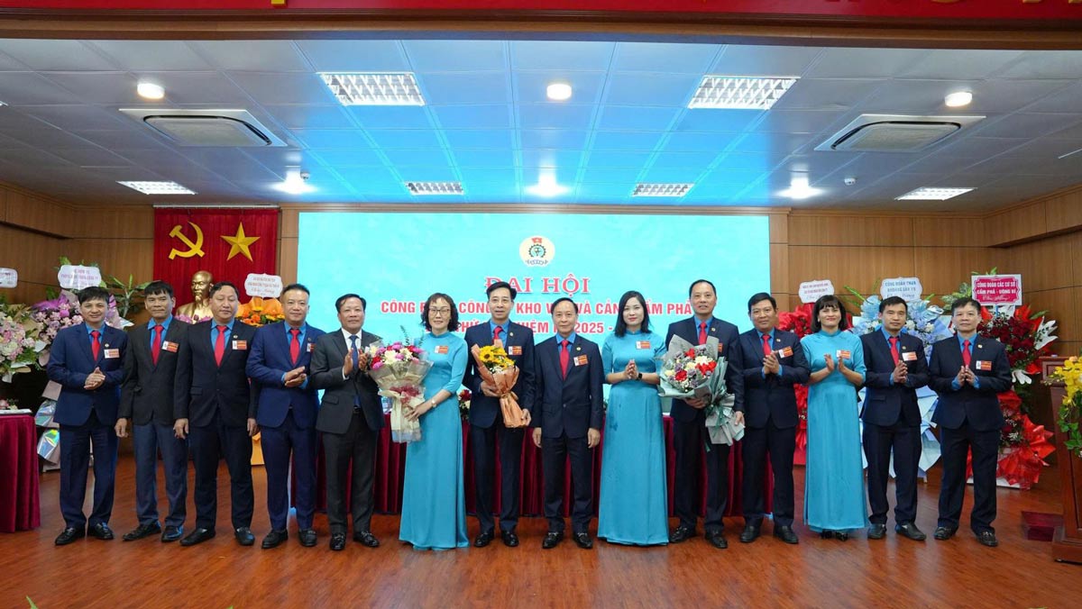 代表者らが、第12期、2025年から2030年期の会社の労働組合総会に花束を贈呈。写真:TKV労働組合