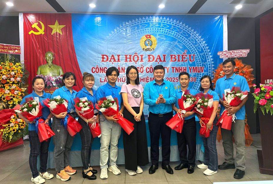 Ong Nguyen Thanh Nhan – Chu tich Cong doan cac Khu cong nghiep, Khu kinh te Dong Thap- tang hoa chuc mung Ban chap hanh va ong Le Minh Tri duoc tin nhiem bau giu chuc Chu tich CDCS Cong ty TNHH YMUV. Anh: Thanh Mai