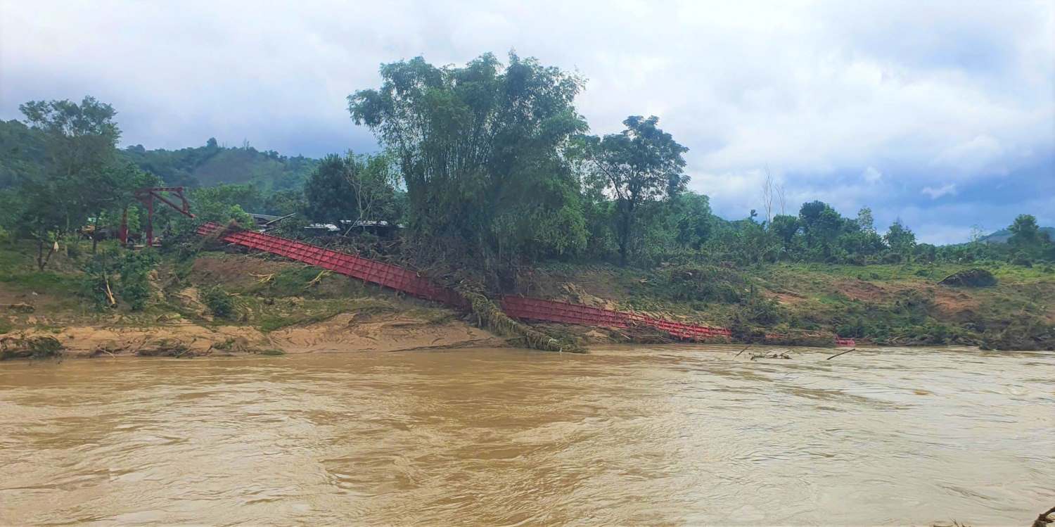 Cau treo thon Da Trang de nguoi dan luu thong sang ben kia song Cai lam ray nay da bi be , chung toi phai di vong nhieu cay so