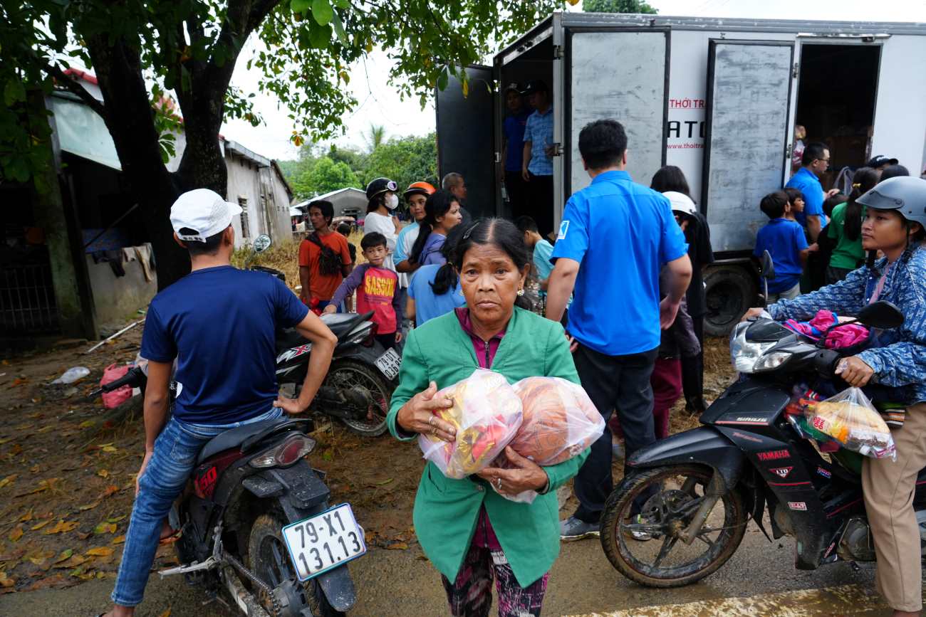 Mot ba cu o xa Khanh Vinh may ngay nay do bi lu cuon, vui mung vi duoc ho tro chan. Anh: Anh Tuan