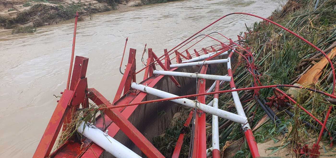 Cau Khanh Nam qua xa Nam Khanh Vinh bi lu cat thanh nhieu khuc con sot lai chieu 22.11. Anh: Phuong Linh