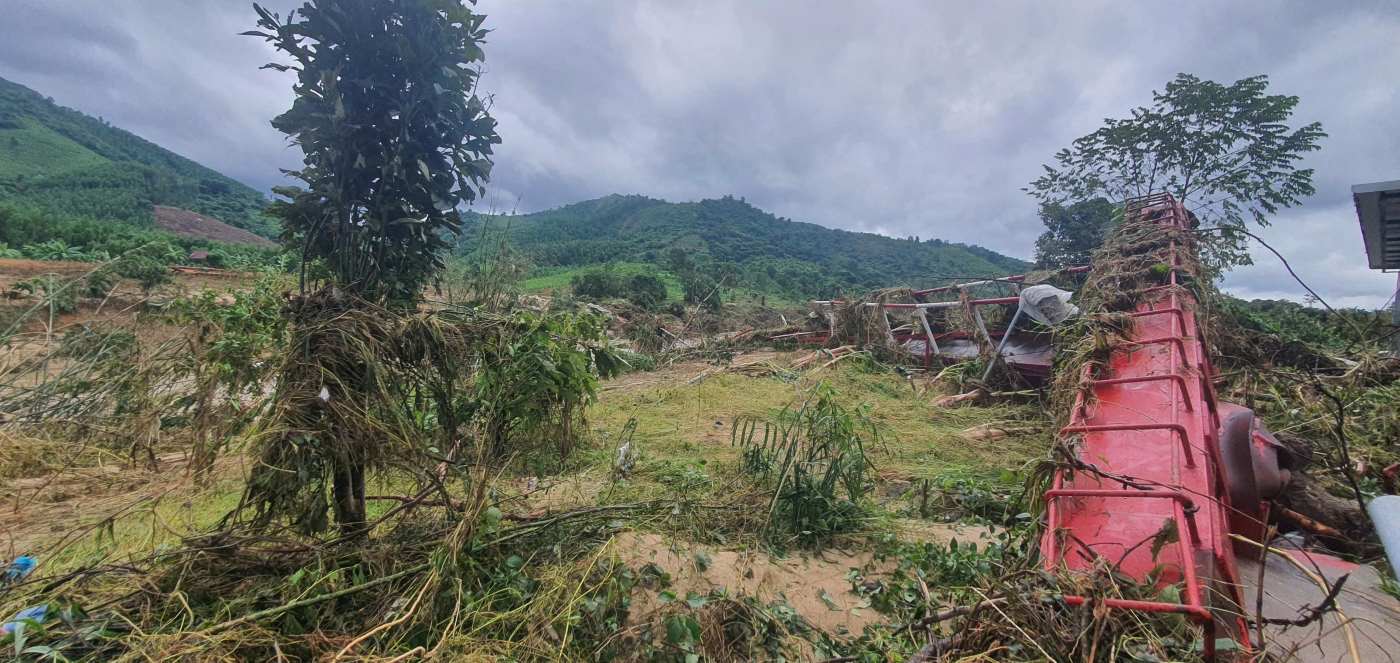 11월 19일 오후 홍수 후 붕괴된 Da Trang 다리(Khanh Hoa 지방) 사진: Phuong Linh