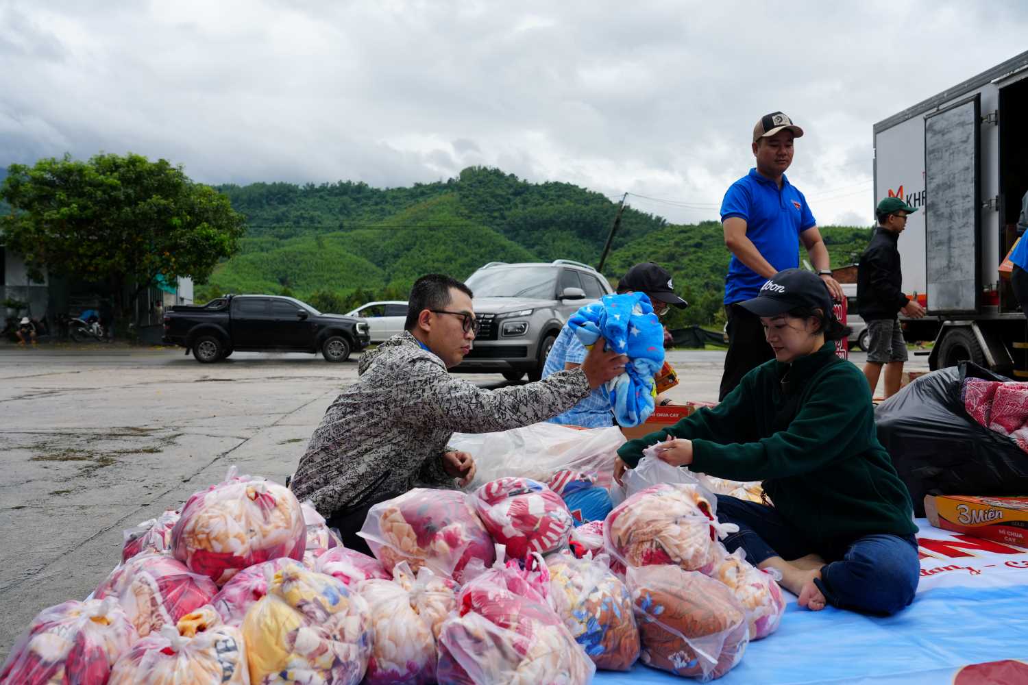 Ngay sau khi tiep nhan thong tin nguoi dan o cac xa mien nui Khanh Vinh thiet hai nang sau lu, Cong doan va Doan Thanh nien Tong Cong ty Khanh Viet phoi hop voi Quy XHTT Tam Long vang Lao dong ho tro chan, quan ao am, thuc pham cho ba con xa Khanh Vinh, Nam Khanh Vinh. Anh: Anh Tuan