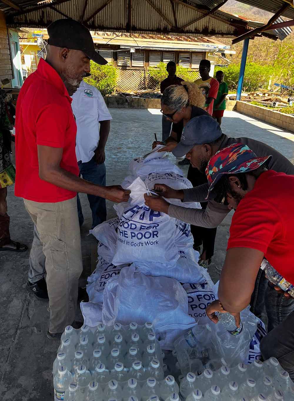 Ngu dan Jamaica nhan thuc pham, nuoc uong, chan, man... de khoi phuc cuoc song sau bao Melissa. Anh: The National Fisheries Authority - Jamaica