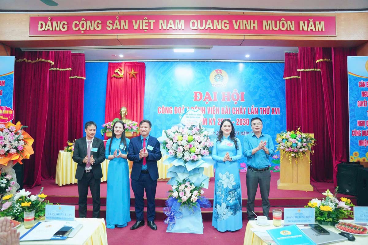 クアンニン省労働総同盟副会長のホアン・ティ・ホン・ファン氏が、労働組合大会を祝うために花を手向けた。写真: バイチャイ病院