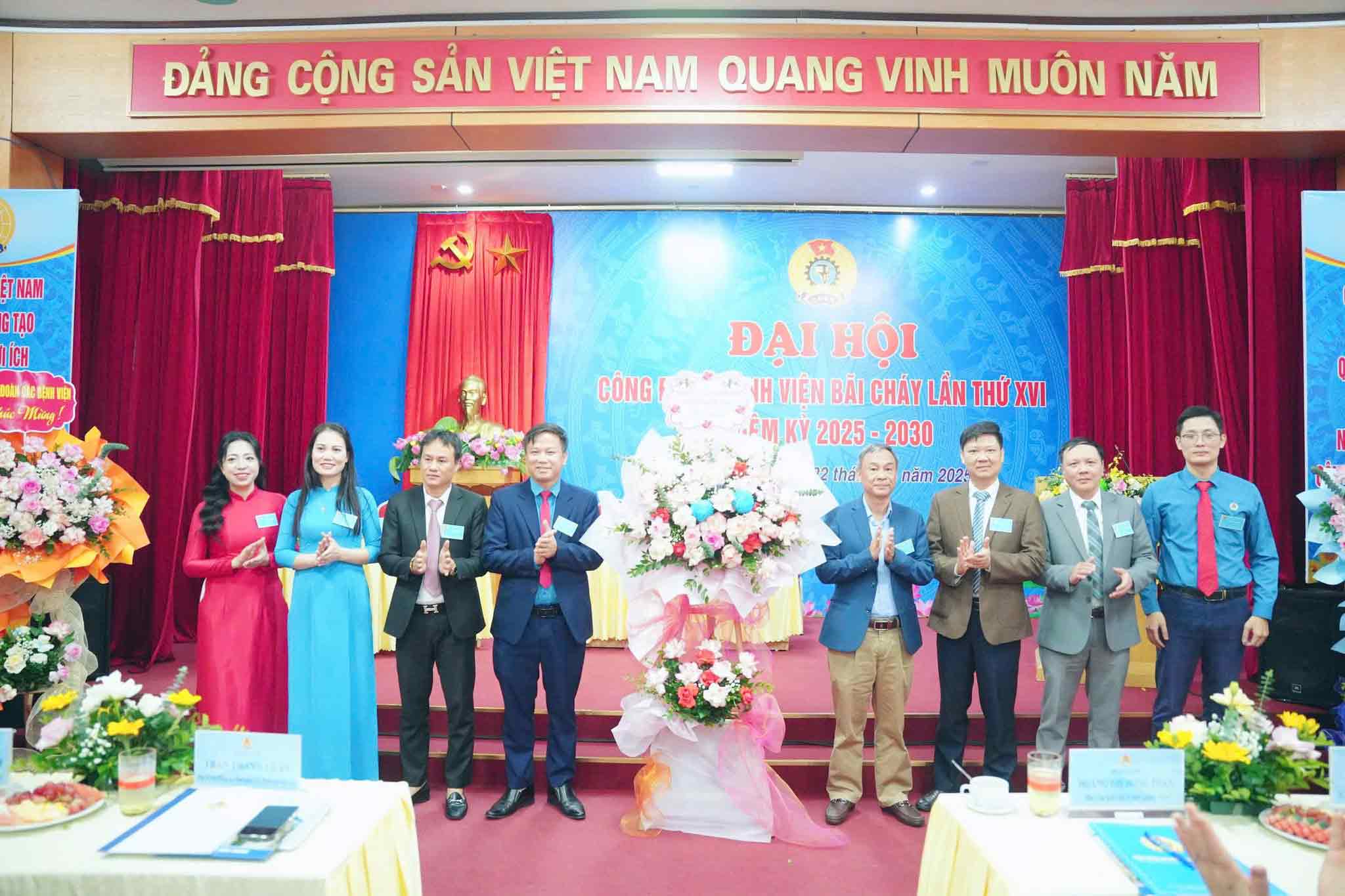 TTND. BSCKII Le Ngoc Dung – Bi thu Dang uy, Giam doc Benh vien tang hoa chuc mung dai hoi. Anh: Benh vien Bai Chay