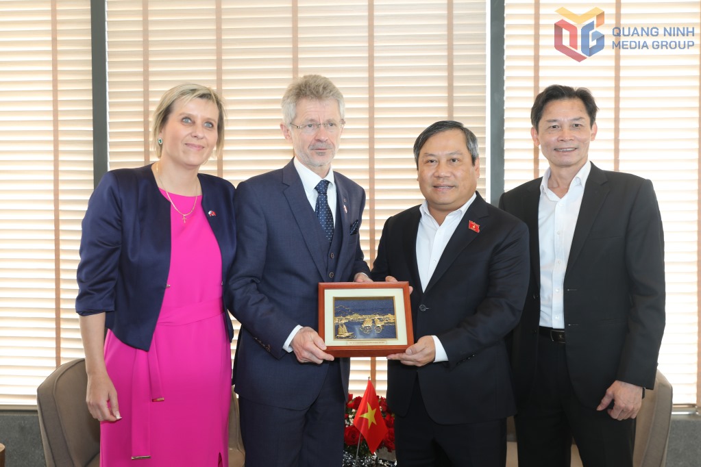 Bi thu Tinh uy Quang Ninh Vu Dai Thang tang qua luu niem la hinh anh vinh Ha Long cho Chu tich Thuong vien Quoc hoi Cong hoa Sec Milos Vystrcil. Anh: Do Phuong