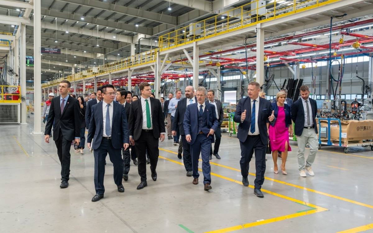 체코 공화국 상원 의장과 실무단이 꽝닌성 탄콩 비엣흥 자동차 공장을 방문하고 있습니다. 사진: TC 그룹