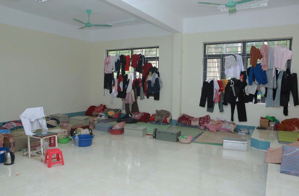 Thieu giuong, nhieu hoc sinh phai trai dem duoi nen gach de ngu. Anh: Minh Hoang 