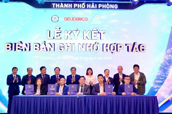 Ceremonia de firma entre la Asociacion de Turismo de Hai Phong y las unidades en la Conferencia del 22 de noviembre. Foto: Dai An
