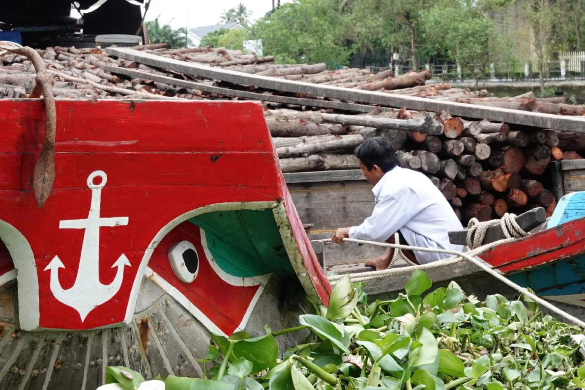 Moi chuyen hang tu Nam Can (Ca Mau) cho tu 50–150 tan cui. Anh: Ta Quang