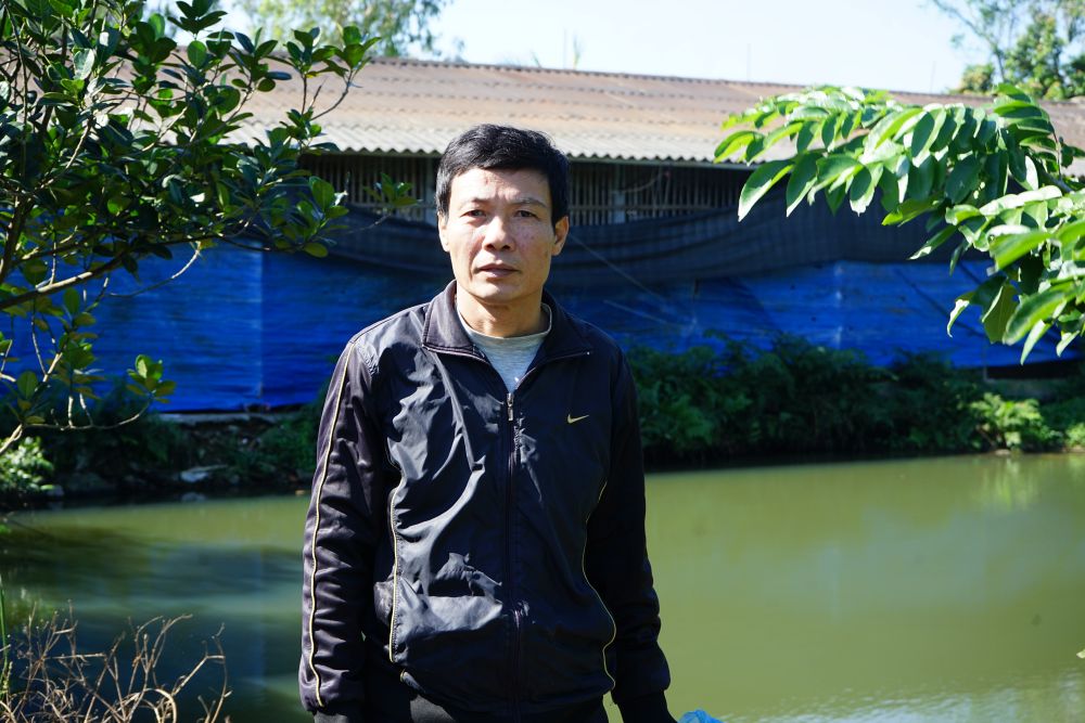 Ông Lê Văn Tuấn kể về việc gia đình bị thu hồi khu trang trại rộng hàng nghìn m2, nhưng chỉ được đền bù hơn 74 triệu đồng cho tài sản trên đất. Ảnh: Quách Du