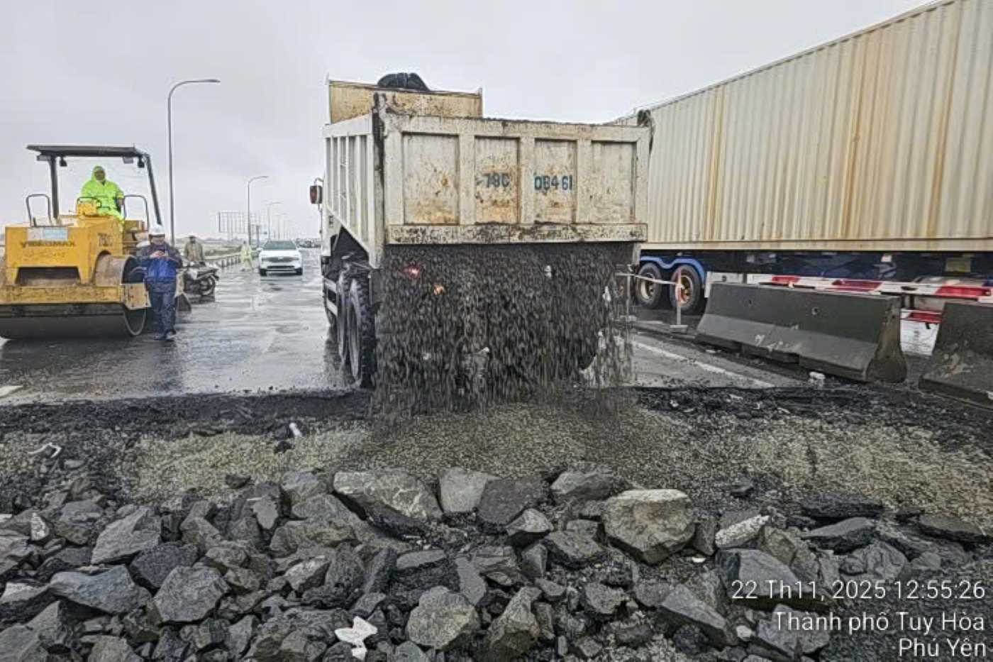 Road Management Area III has mobilized maximum human resources and machinery to repair National Highway 1 through Dak Lak province after floods. Photo: Dong Hoa