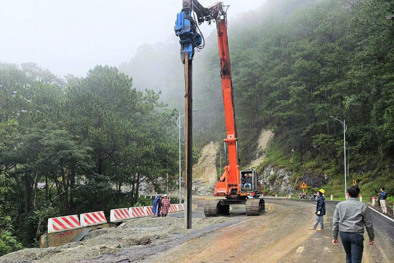 Lam Dong province is making efforts to overcome the landslide to open Prenn Pass as soon as possible. Photo: Than Hy