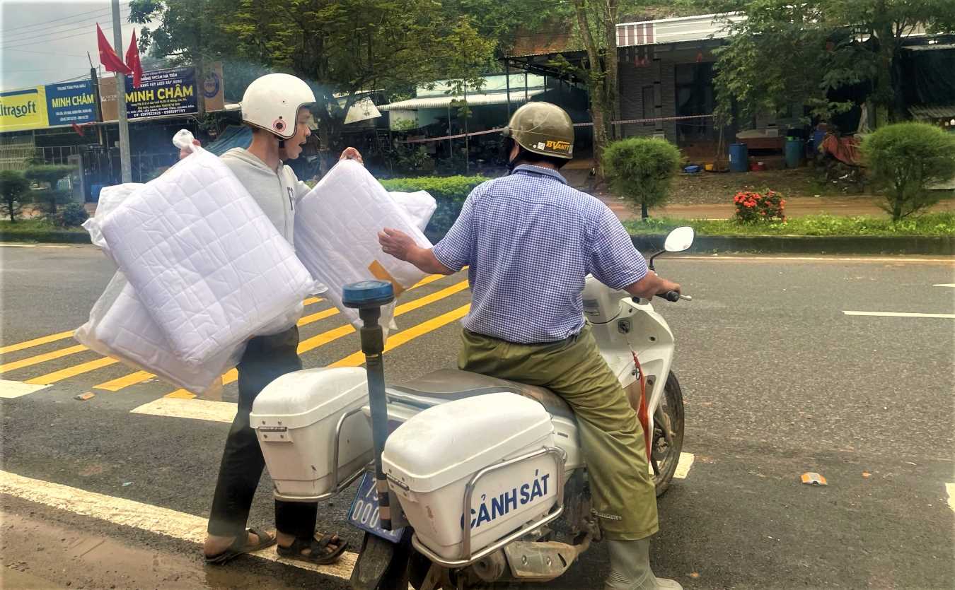 Ngay sau khi tiep nhan chan chieu toi ngay 22.11, can bo cong an xa Nam Khanh Vinh dua ngay xuong cho ho dan can thiet. Anh: Phuong Linh