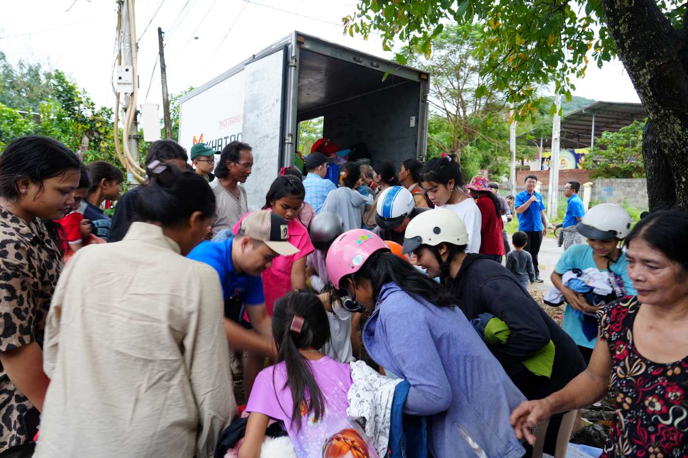 After many days of power outages, lost waves and isolation due to floods, people in the mountainous communes of western Khanh Hoa have promptly received emergency gifts including warm clothes, clothes and necessities from organizations and philanthropic units. Photo: Anh Tuan