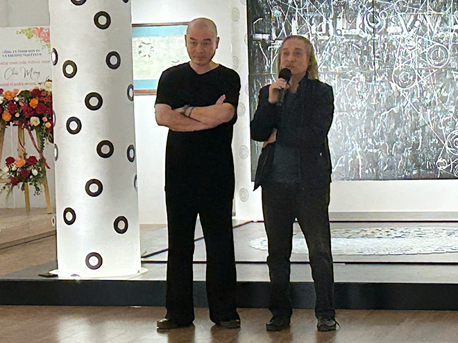 Hoa si Luong Xuan Doan (phai) chia se tai trien lam cua Doan Hoang Kien (trai).