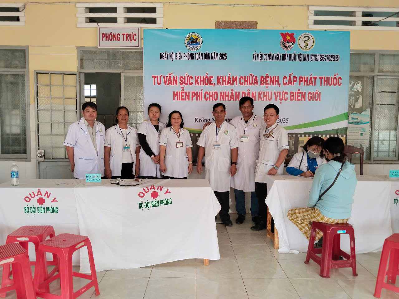 Luc luong y te xa Buon Don ve khu vuc bien gioi cham soc suc khoe cho ba con. Anh: Bao Lam