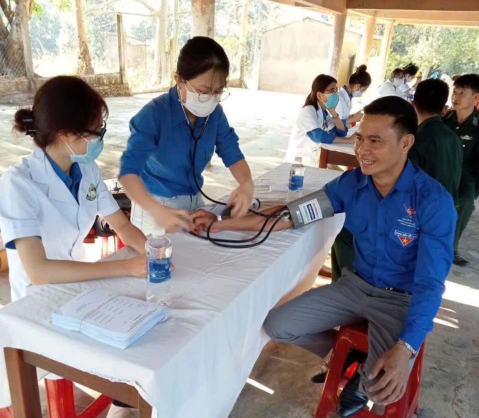 El trabajo de examen y tratamiento medico para la poblacion es implementado regularmente y sistematicamente por el gobierno y las fuerzas de salud de la comuna de Buon Don (provincia de Dak Lak). Foto: Bao Lam