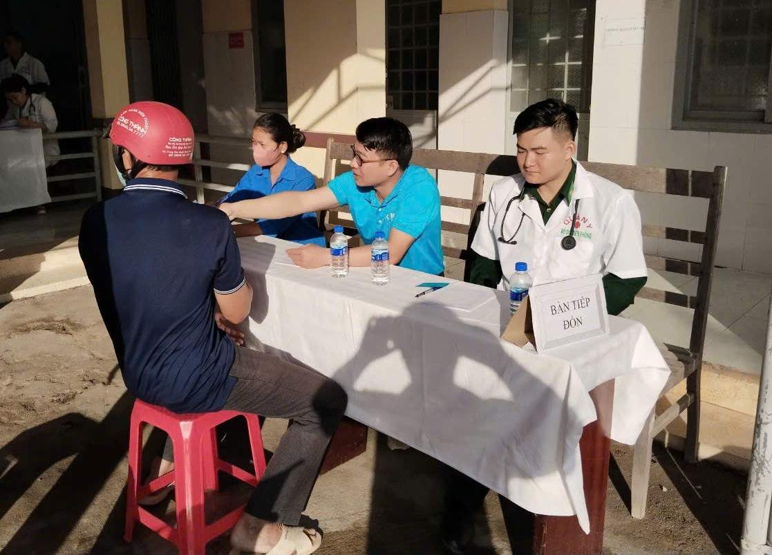 Luc luong quan y ho tro kham suc khoe cho nguoi dan o xa. Anh: Bao Lam