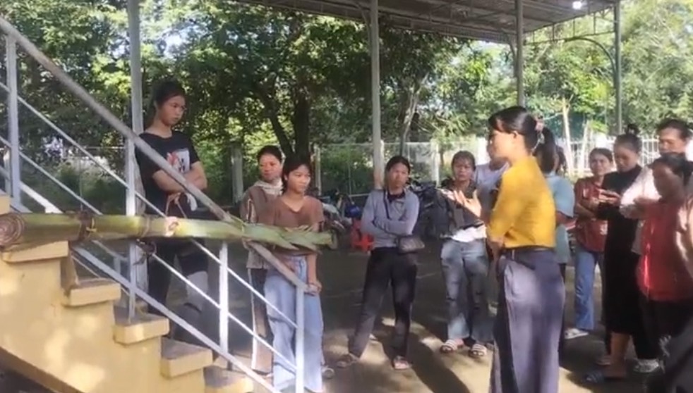 Viec mo cac lop dao tao nghe cho nguoi dan o xa dang gap mot so kho khan. Anh: Bao Lam